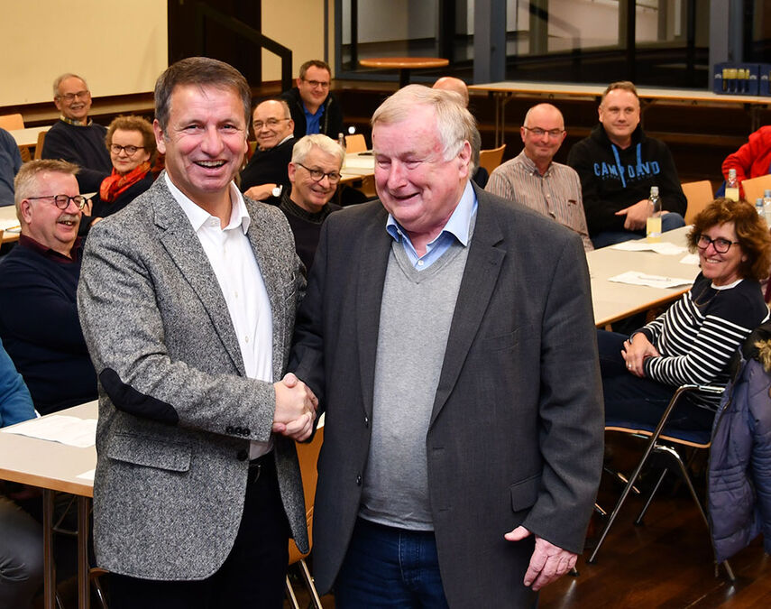 Landrat Michael Stickeln gratuliert Kreisheimatpfleger Hans-Werner Gorzolka
